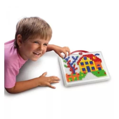 Quercetti FantaColor tárolódobozos pötyi játék házikós – 300 db szögletes tüskével