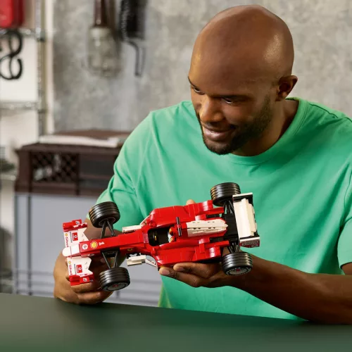 LEGO Icons 11375 Ferrari F2004 és Michael Schumacher