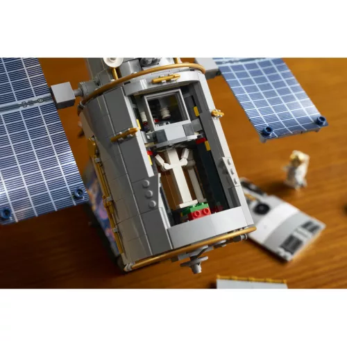 LEGO Icons Hubble űrtávcső – 11382