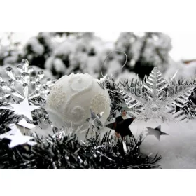 Közepes lakkozott ajándéktasak fehér díszítéssel