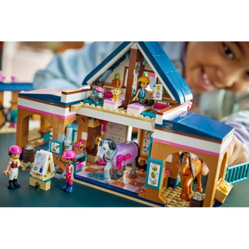 LEGO Friends 42688 Lovarda és lovasiskola