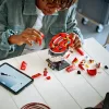 LEGO Editions Scuderia Ferrari HP Charles Leclerc sisakja 43014