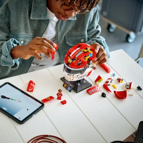 LEGO Editions Scuderia Ferrari HP Charles Leclerc sisakja 43014