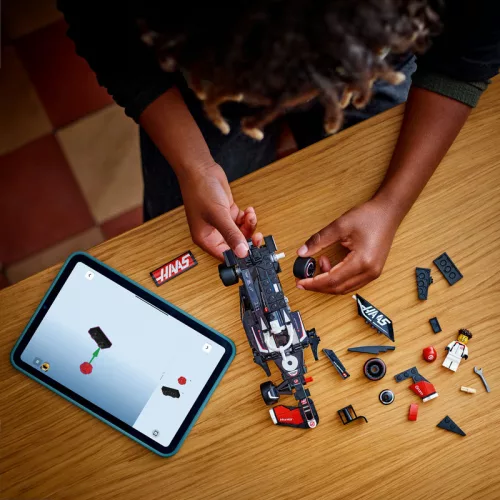 LEGO Speed Champions 77250 MoneyGram Haas F1 Team VF-24 versenyautó