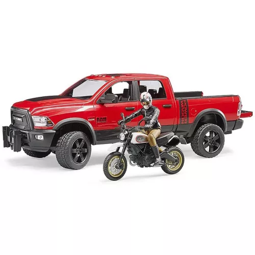 Bruder 02502 RAM 2500 Power Wagon és Ducati Scrambler Desert Sled motorkerékpár versenyzővel