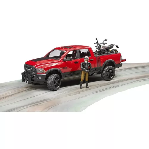Bruder 02502 RAM 2500 Power Wagon és Ducati Scrambler Desert Sled motorkerékpár versenyzővel