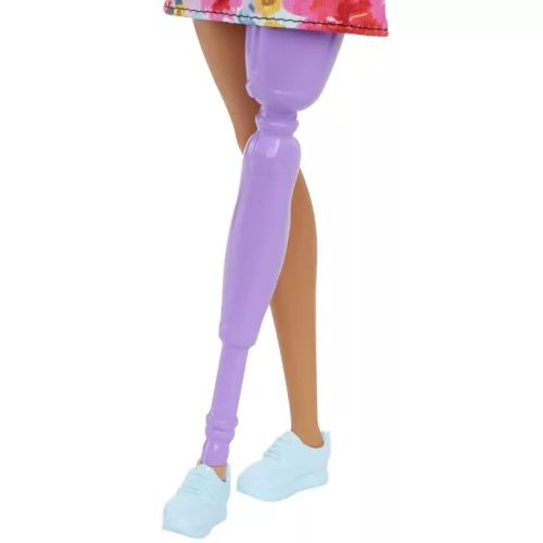 Barbie Fashionistas barátok – Lány baba virágos ruhában, lábprotézissel