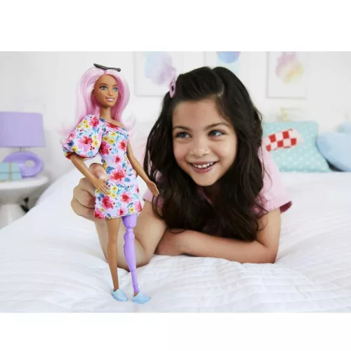 Barbie Fashionistas barátok – Lány baba virágos ruhában, lábprotézissel