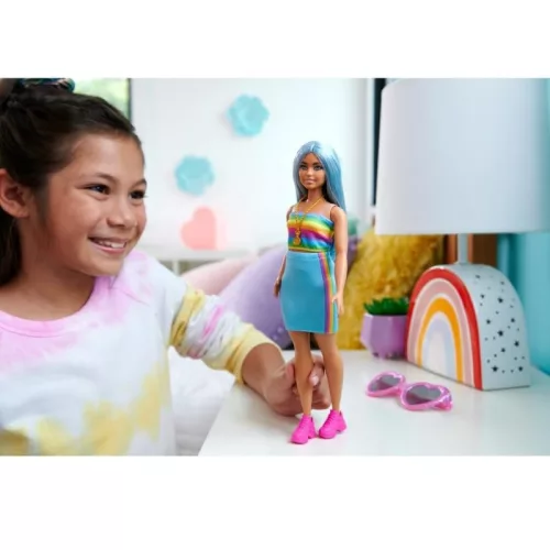Barbie Fashionistas barátnők divatbaba – 65. Évfordulós baba szivárványos topban