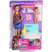   Barbie Skipper Babysitters - Rózsás pólós bébiszitter Barbie baba fürdőkáddal és kislánnyal