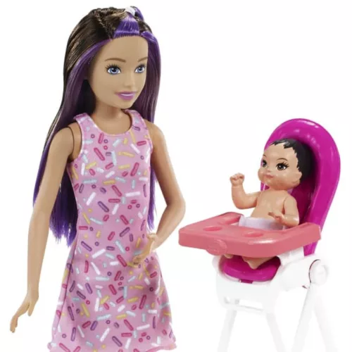 Barbie Skipper Babysitters – Barna hajú bébiszitter Barbie baba etetőszékben ülő kisbabával