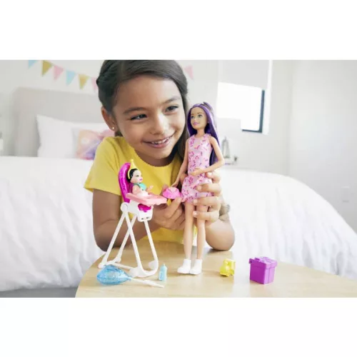 Barbie Skipper Babysitters – Barna hajú bébiszitter Barbie baba etetőszékben ülő kisbabával