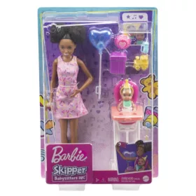 Barbie Skipper Babysitters – Fekete hajú bébiszitter Barbie baba etetőszékben ülő kisbabával