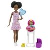 Barbie Skipper Babysitters - Fekete hajú bébiszitter Barbie baba etetőszékben ülő kisbabával