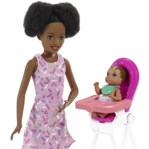 Barbie Skipper Babysitters – Fekete hajú bébiszitter Barbie baba etetőszékben ülő kisbabával
