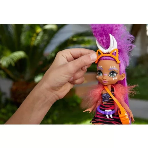 Cave Club Roaralai baba Ferrell bébi őslénnyel