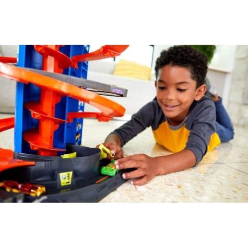 Hot Wheels Mega garázs 2021 kisautóval