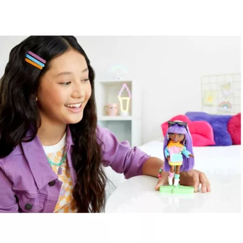 Barbie Extra Minis mini baba színes pulcsiban