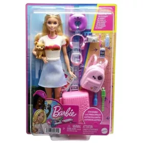 Barbie Dreamhouse Adventures játékbaba bőrönddel és kutyussal