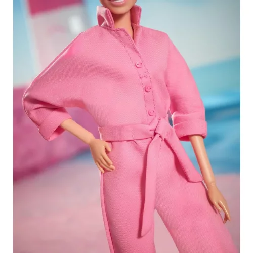 Barbie The Movie játékbaba – Barbie rózsaszín nadrágkosztümben