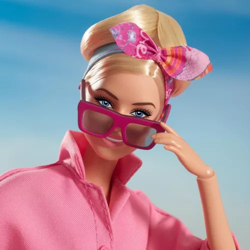 Barbie The Movie játékbaba – Barbie rózsaszín nadrágkosztümben