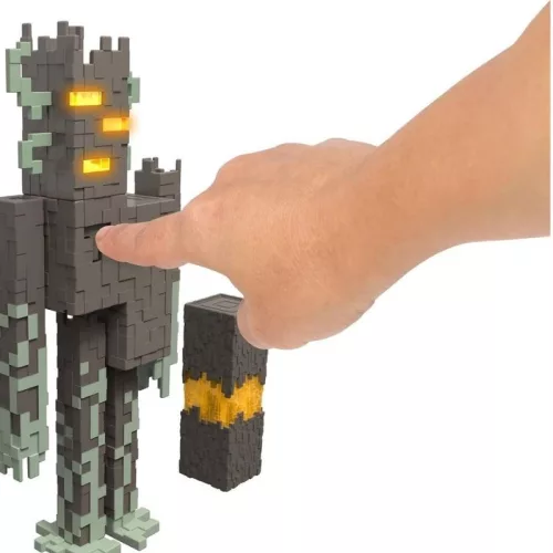 Minecraft The Creaking figura hanggal és fénnyel