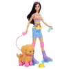 Barbie kutyasétáltató görkoris szett – barna hajú babával